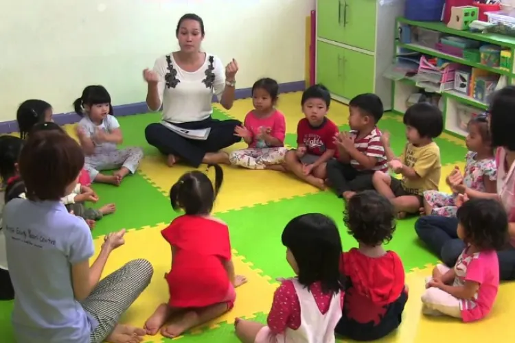 Copiii noștri ar putea avea educatoare din Indonezia: Sute de educatoare din Indonezia vor veni în România în acest an. Ce are în cap statul român?