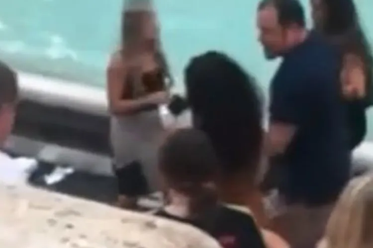 Bătaie ca-n filme în fața unui bar din Cluj! O tânără și-a mușcat „rivala” de deget și a păruit-o fără milă 