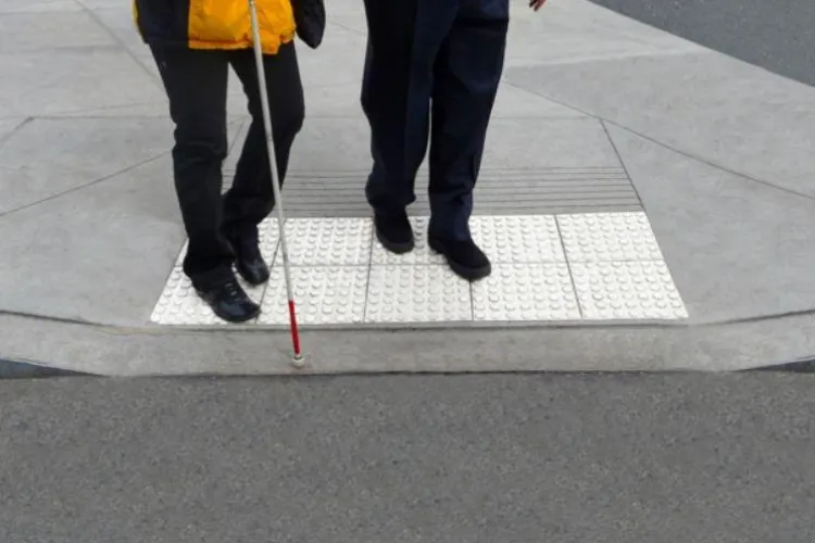 Femeie nevăzătoare din Cluj, terorizată de iubitul alcoolic! A fost bătută, atacată cu arme albe, amenințată și dată afară din casă 