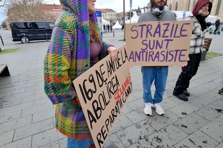  FOTO Protest pro comunitatea romă în centrul Clujului. „169 de ani de la abolirea sclaviei. Reparații când?”