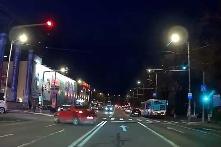 Un șofer din Cluj a reinventat condusul: Linia dublă și semaforul roșu sunt pentru fraieri! VIDEO camera de bord
