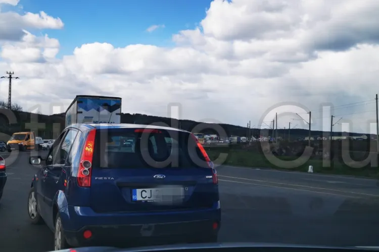 Trafic PARALIZAT pe centura Apahida din Cluj! Șoferii au circulat bară la bară, după ce o remorcă s-a răsturnat. Și centrul comunei a fost blocat VIDEO 