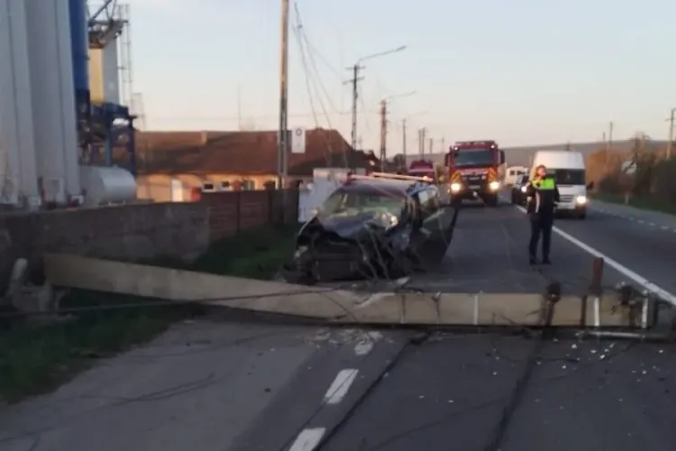 ACCIDENT în Bonțida, Cluj! Stâlp de electricitate, spulberat de o mașină / Un tânăr de 25 de ani a fost transportat de urgență la spital
