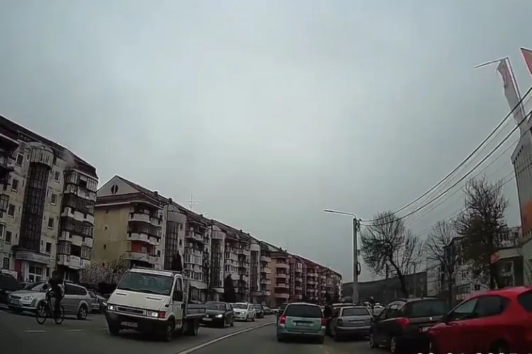 Incident periculos la Cluj. Un șofer, care probabil se uita în telefon, la un pas să strivească un pieton VIDEO