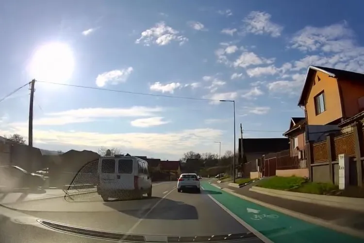 Un șofer de microbuz a fost la un pas de tragedie în Cluj-Napoca. Din păcate, nu a învățat nimic din asta VIDEO