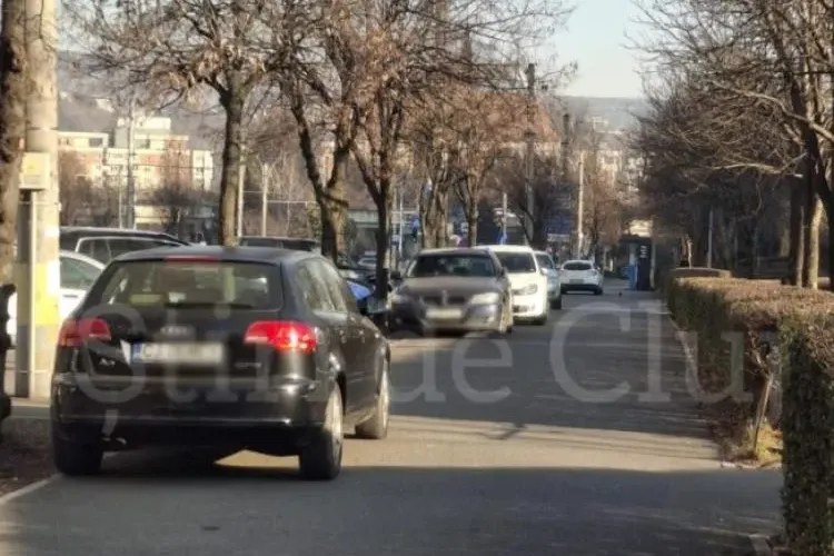 Mașinile abandonate fac „legea” în Cluj-Napoca! Locuitorii cer intervenția de urgență a autorităților: „Sunt în acel loc de cel puțin 6 luni”