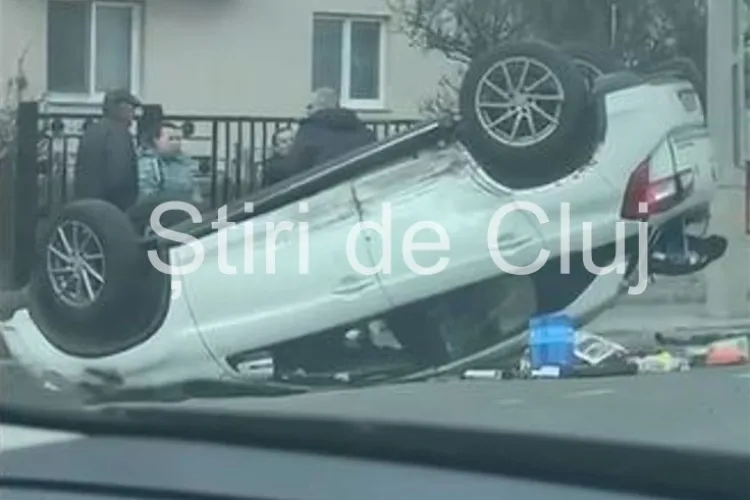 Accident spectaculos la Cluj: Mașină răsturnată, cu roțile în sus, după o coliziune VIDEO