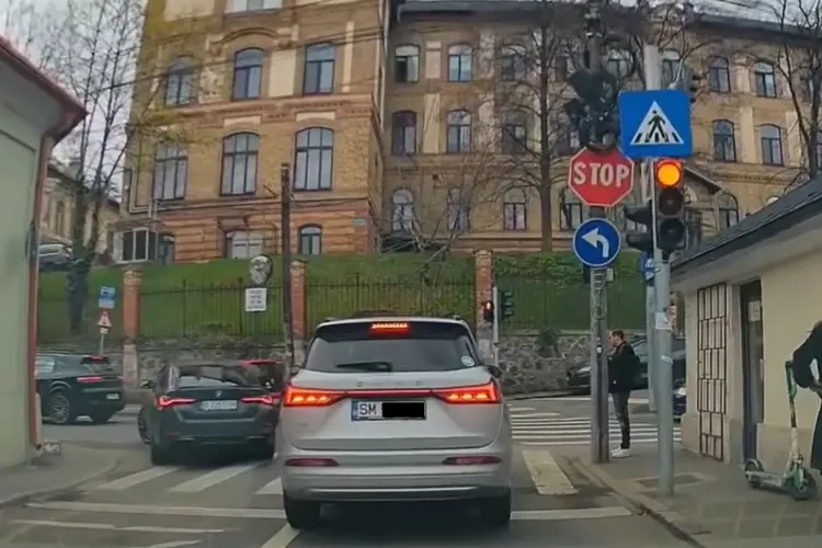 Semaforul e opțional la Cluj! Trei șoferi au sfidat culoarea roșie a semaforului și au pus pietonii în pericol VIDEO