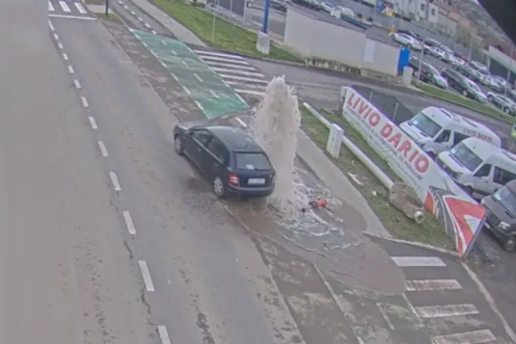 VIDEO. Momentul când un șofer „expert” lovește cu spatele un hidrant. A transformat strada în fântână arteziană. Ghinionul lui: Camerele de supraveghere! 