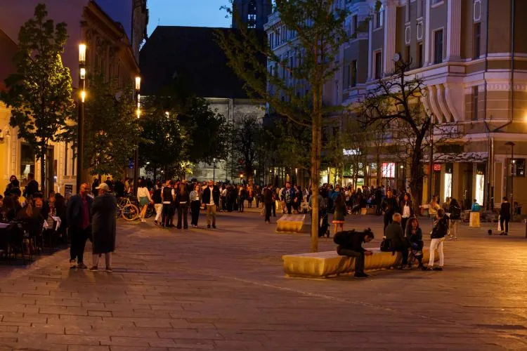 Mai multe terase în centrul Clujului! Noi spații de terase pe străzile Universității și Janos Bolyai, scoase la licitație de Primărie. Cât costă? 