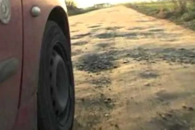 Drum impracticabil în Cluj-Napoca! Cetățenii cer să li se permită să-l repare din banii lor: „Ne rupem mașinile” 