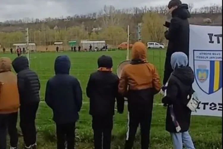 Credeai că doar fanii lui U Cluj însoțesc echipa in deplasare? Stai să vezi ce galerie sufletistă are Unirea Curtești în deplasare la Șendriceni VIDEO