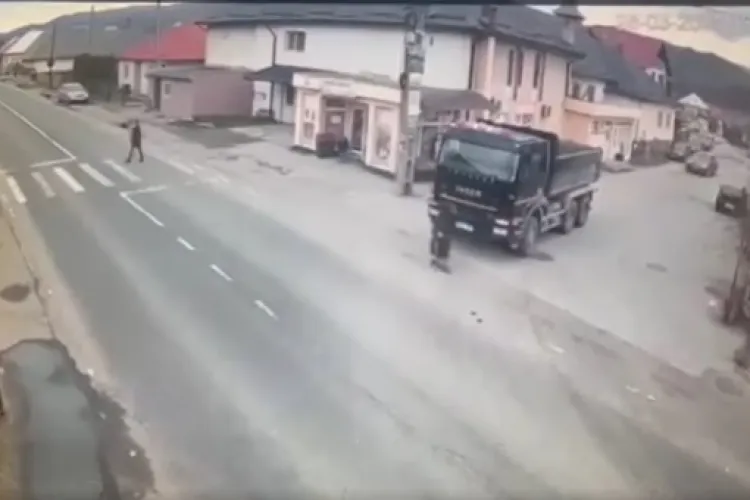 Scene șocante! O femeie de 72 de ani, călcată de un camion! Victima se zbate între viață și moarte! IMAGINI ACCIDENT LIVE PUTERNIC IMPACT EMOȚIONAL (VIDEO)