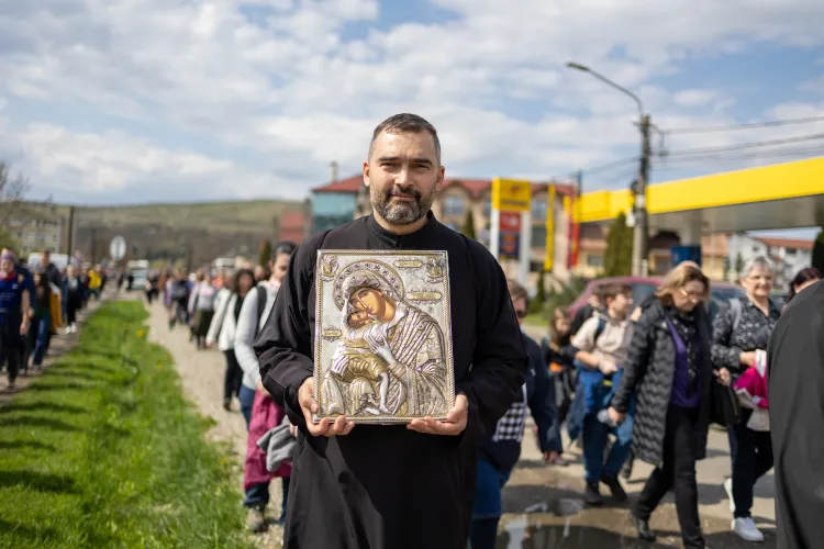 Record de participanți: Peste 1000 de tineri din Cluj au participat la pelerinajul de 17 kilometri către Mănăstirea Nicula FOTO VIDEO