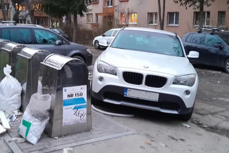Tupeu maxim la Cluj! Un șofer s-a urcat cu BMW-ul pe platforma unei ghene de gunoi subterane: „Ajung de la serviciu și văd mizeria asta. Sunt dezamăgit”