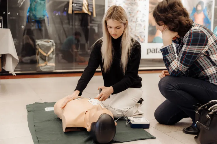 În weekend-ul ăsta ai șansa sa înveți cum să salvezi oameni: Cursuri gratuite de prim-ajutor pentru toată lumea, la Iulius Mall Cluj. Vezi când au loc