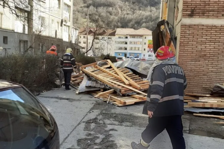 Vântul puternic a făcut PRĂPĂD în Cluj-Napoca! Rafalele au smuls bucăți de acoperiș în mai multe cartiere. Element de construcție, la un pas de prăbușire
