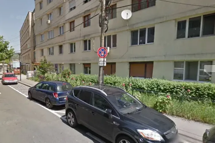 Stradă din Cluj, transformată în parcare improvizată! Sute de șoferi tulbură zilnic liniștea clujenilor care locuiesc în zonă: ,,Flux de 200-300 de mașini”