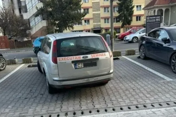 Execută șeminee, dar bunul-simț... lipsă: Parcare pe două locuri în Cluj. „Probabil a fost o urgență la un șemineu” FOTO