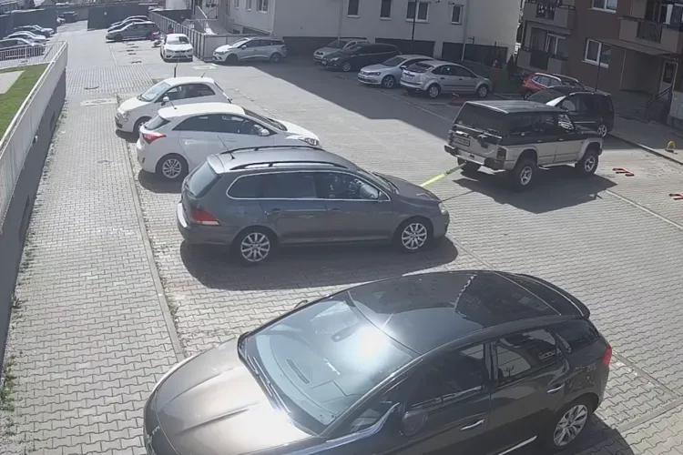 VIDEO. Lecția supremă primită de un hoț de parcări din Cluj! S-a trezit cu mașina mutată în mijlocul drumului/Șoferul justițiar nu avea nevoie de parcare  