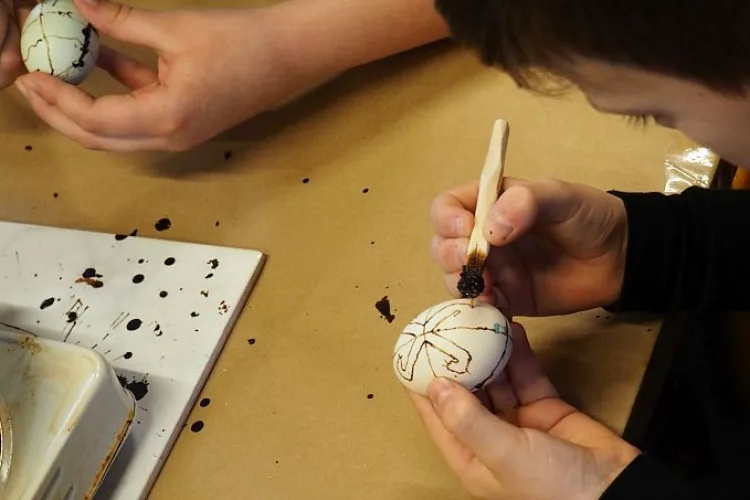 Tradiție dusă la extrem! Mii de ouă urmează să fie încondeiate fără oprire timp de 17 ore 