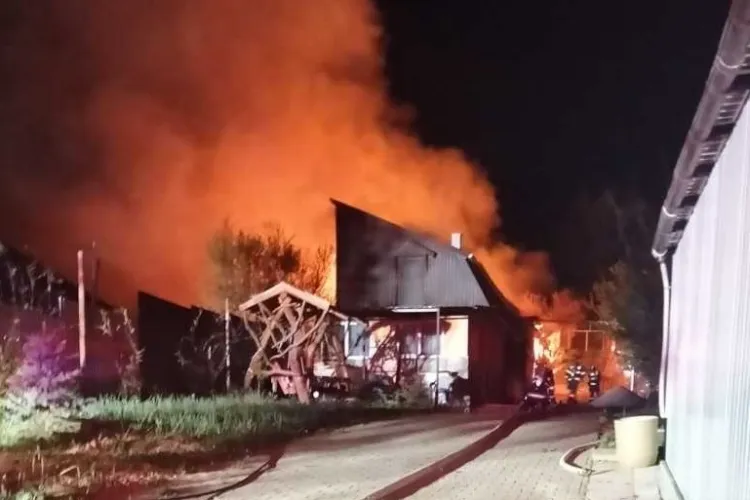 Incendiu devastator în miez de noapte! Două persoane au rămas cu arsuri grave. Flăcările au cuprins casa în câteva minute