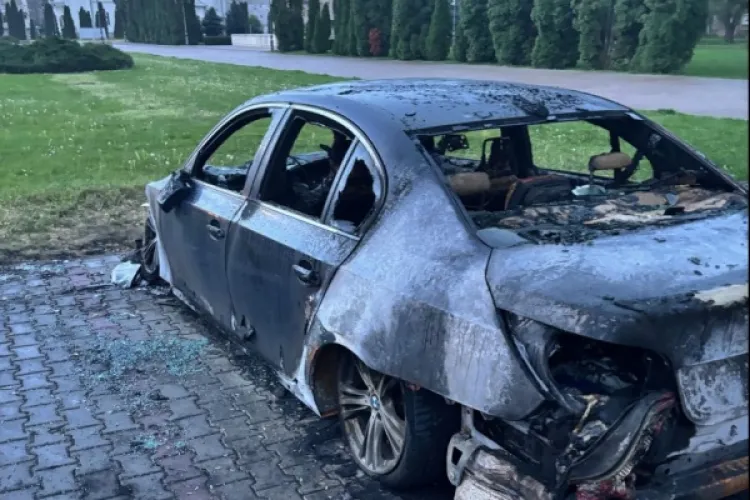 Scene de coșmar! Un bărbat și-a bătut soția, i-a furat telefonul și i-a incendiat mașina. Polițiștii au intervenit de urgență 