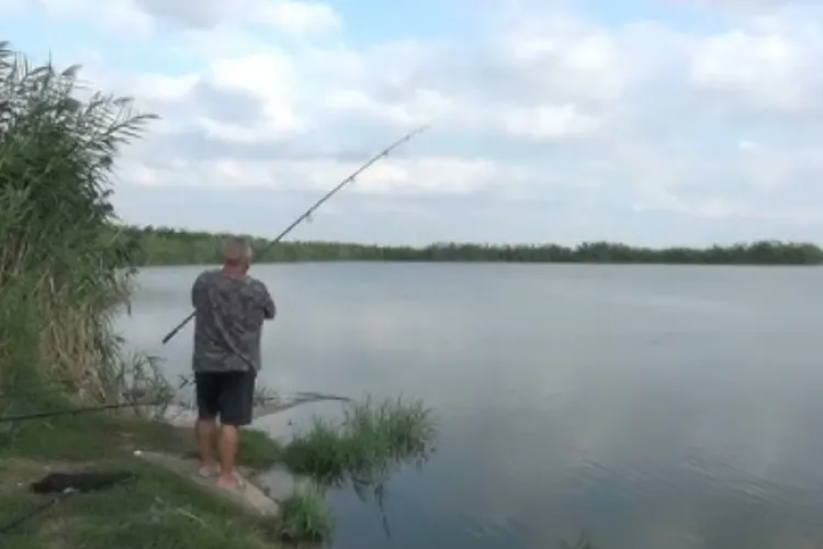 Scandal monstru pe malul Someșului! Un pescar a rămas fără dinți după ce s-a luat la ceartă cu câțiva indivizi. Alcoolul a pus paie pe foc 