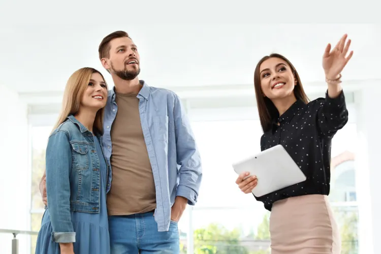 Agenții imobiliari din Cluj, acuzați că joacă teatru! Își păcălesc clienții cu „vizionări” regizate și chiriași fictivi: „Comision luat pe nimic”