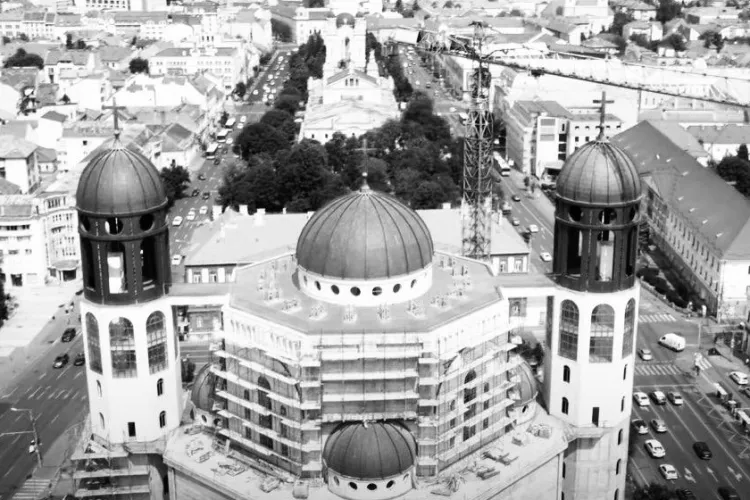 Maraton de rugăciune la Catedrala Greco-Catolică din Piața Cipariu din Cluj: Creștinii sunt invitați să se roage pentru sufletul Papei Francisc