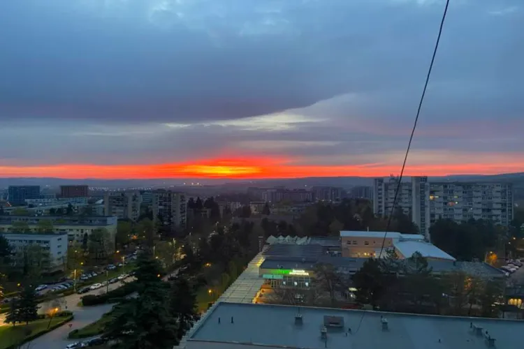 Imaginea zilei vine astăzi din Someșeni: Cerul „a luat foc” într-un răsărit spectaculos peste Cluj-Napoca: „Lumina vine de la...Someșeni” FOTO