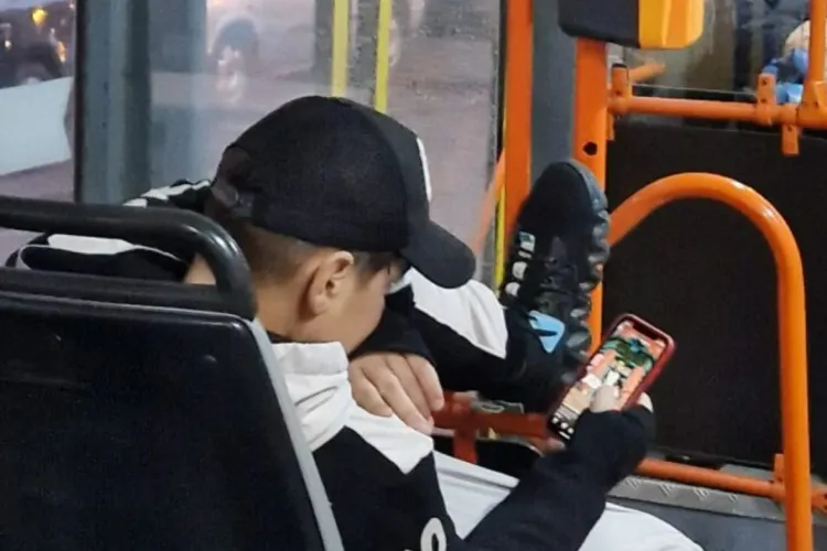 Muzica ascultată fără căști în autobuz, amendată cu 1.000 de lire în UK. Ce ziceți, n-ar merge și în Cluj-Napoca o astfel de reglementare?