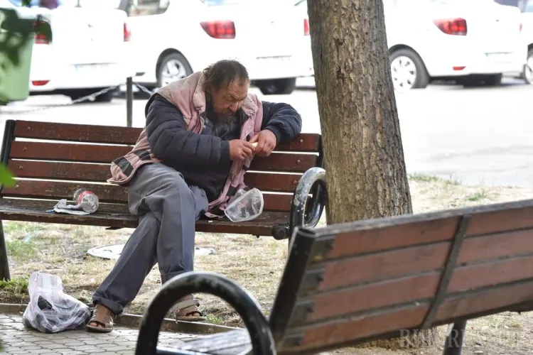 O simplă bancă a devenit un COȘMAR pentru clujeni și o BINECUVÂNTARE pentru oamenii străzii: „Fac mizerie și gălăgie/ Nu mai avem nicio speranță” 