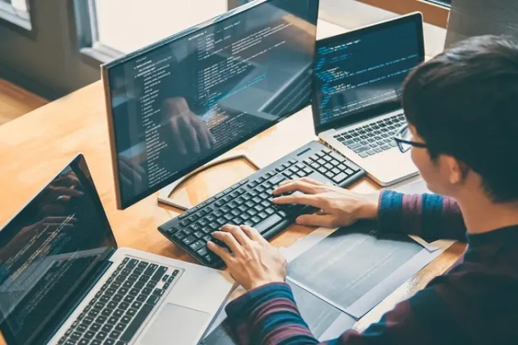 Cluj: IT-ist concediat ilegal, „reintegrat” cu forța în echipă! Firma care l-a dat afară, obligată să-i plătească toate salariile restante