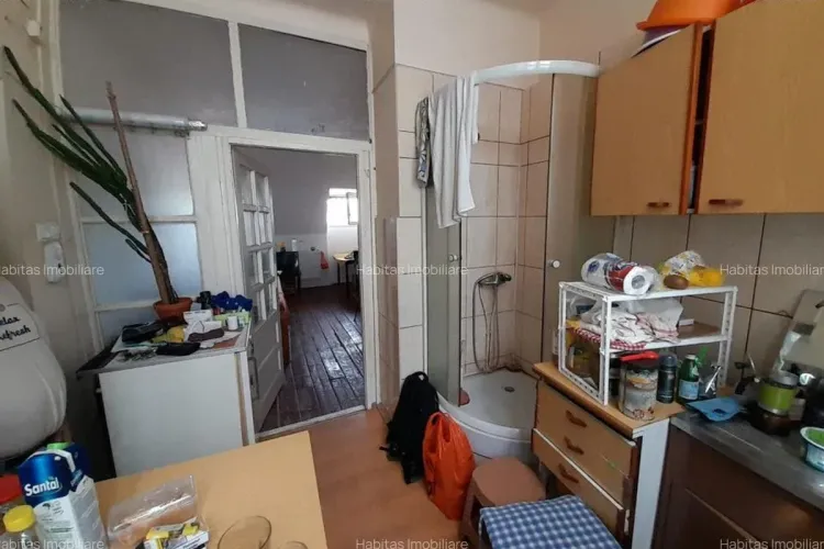 Garsonieră atipică din centrul Clujului, cu dușul în bucătărie, scoasă la vânzare cu 125.000 €. E ideală pentru cei care-și găsesc inspirația în dezordine