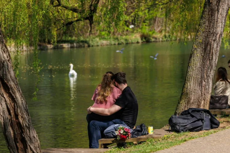 Meteorologii s-au hotărât să ne dea vești bune: Vreme de vară timpurie la Cluj în următoarea săptămână. Weekend-ul ar putea, însă să ne surprindă neplăcut