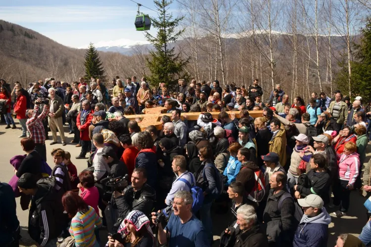 Mii de credincioși din Ardeal vor participa la cel mai lung Drum al Crucii din lume! O cruce de 100 kg va fi purtată pe umeri timp de 10 kilometri 