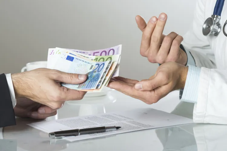 Fără plic, fără frică: Clujul rămâne un exemplu în spitalele din România. Unde se dau cele mai multe șpăgi FOTO