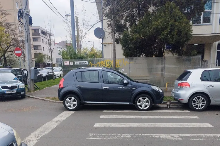 Șoferii din Cluj-Napoca sfidează regulile! Pietonii, obligați să se strecoare printre mașinile parcate pe o trecere FOTO