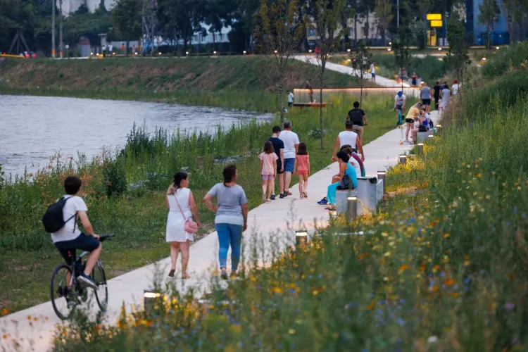 Un parc din Cluj-Napoca oferă clujenilor „concerte” de manele și amenințări în plină zi: „Le fură mingea și-i amenință” 