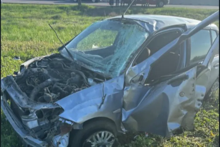 Accident rutier la Cluj! O mașină s-a făcut praf, iar un tânăr de 20 de ani a fost transportat de urgență la spital. A intervenit descarcerarea 