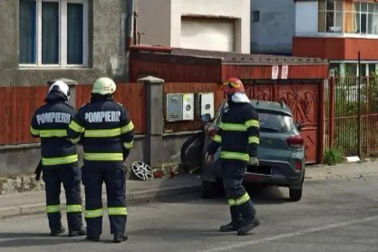 Accident periculos pe Aurel Vlaicu în Cluj: Un clujean a rupt efectiv țeava de gaz, după ce a scăpat mașina de sub control FOTO/VIDEO