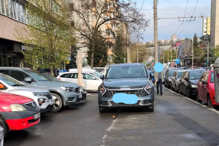 În Cluj-Napoca, unii șoferi sunt „regi” peste trotuare! A blocat complet accesul cu mașina: „Au pile și relații și fac ce vor”