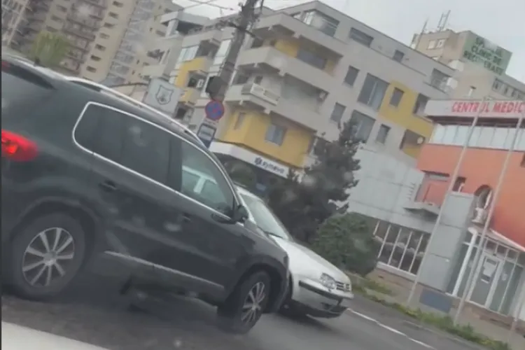 Cel mai ignorat sens giratoriu din Cluj! Doi clujeni filmați executând aceeași manevră periculoasă, la câteva zile distanță: „Permisele la poliție” VIDEO