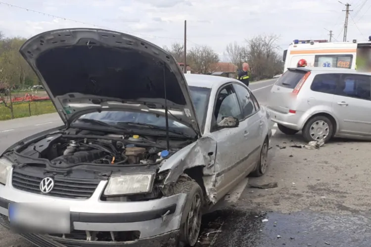 Cluj: Accident cu două mașini! Un tânăr de 20 de ani a fost consultat de echipajul medical. Au intervenit pompierii FOTO 