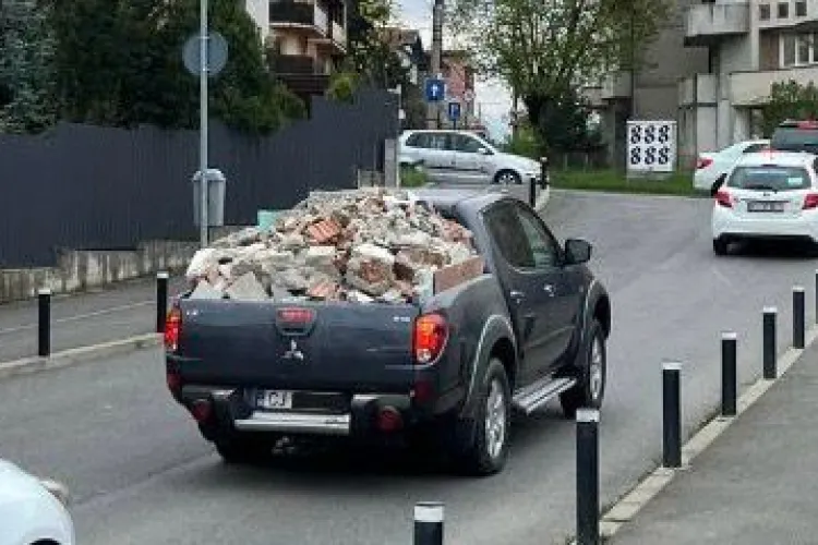 Pericol pe patru roți, în Cluj: Moloz nesecurizat, la un pas de tragedie în trafic FOTO