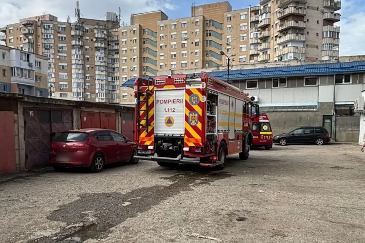Incendiu devastator într-un apartament din Cluj! Accesul pompierilor, îngreunat de mașinile parcate. A intervenit SMURD-ul