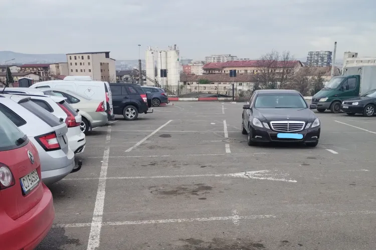 „Regele” parcărilor din Cluj-Napoca! Și-a lăsat mașina „ca acasă” , nesimțirea fiind la înălțime 