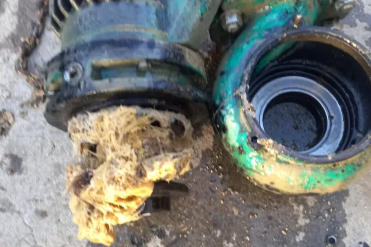 HALUCINANT ce pot arunca clujenii în canalizare! Pompă, înfundată complet din cauza celor care încurcă toaleta cu tomberonul