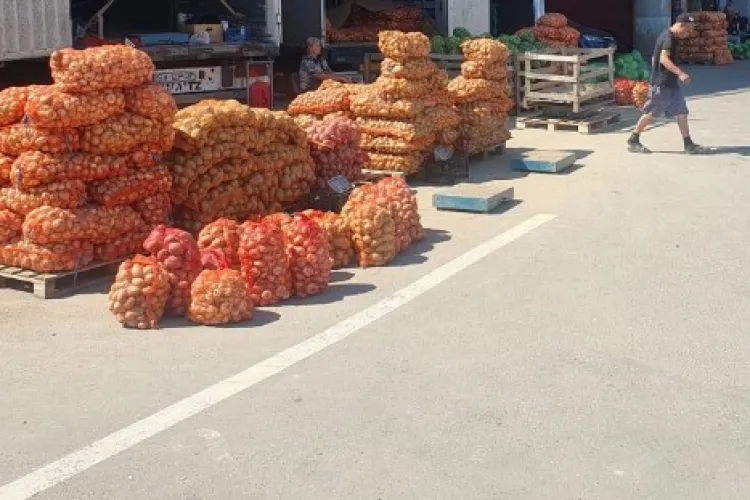 Bătaie de joc la adresa pietonilor din Cluj-Napoca: „Rafturile și lăzile ocupă trotuarul și nu mai putem să trecem”